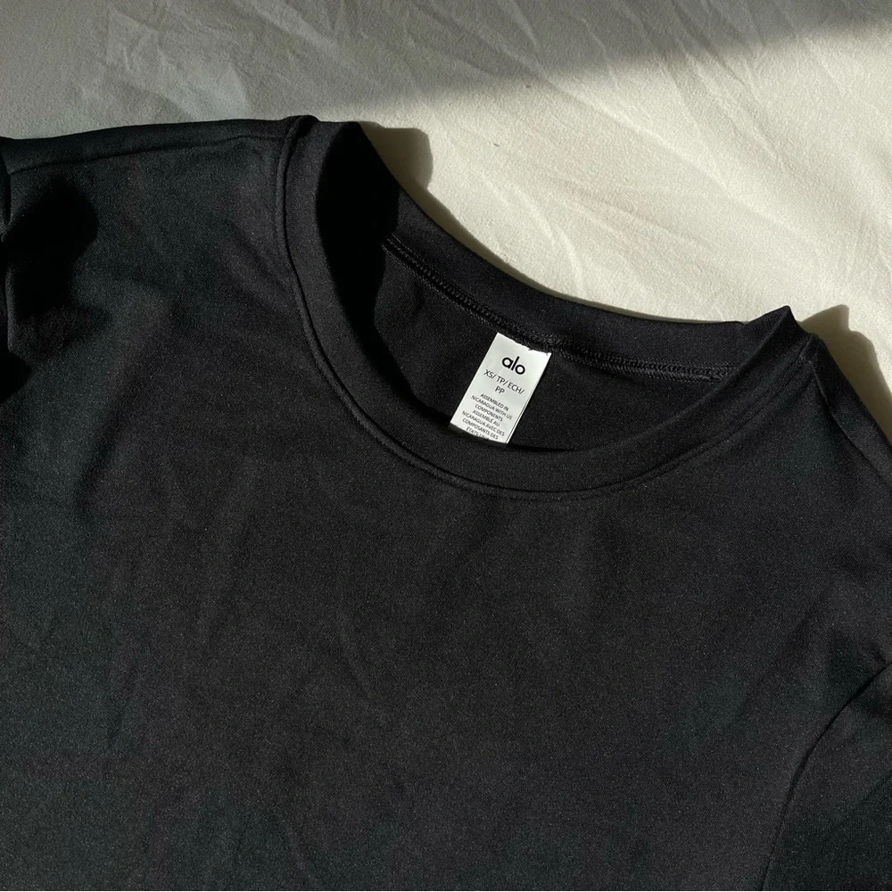 Brand New- Alosoft Crop Finesse Short Sleeve in Black 🖤 - Picture 5 of 14